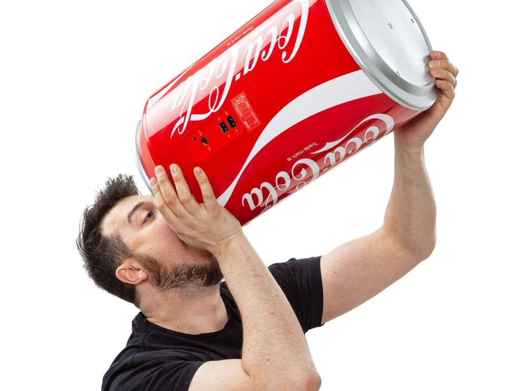 drikker en stor cola